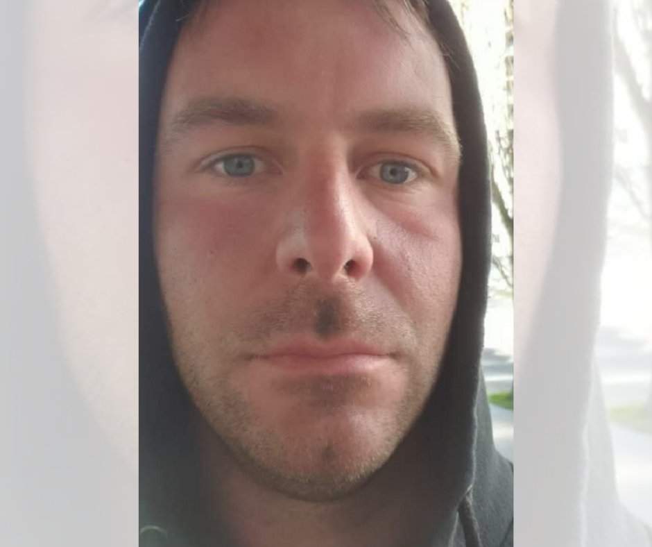 Anyone who sees Spencer Smith is asked to call 911 and not to approach him. 