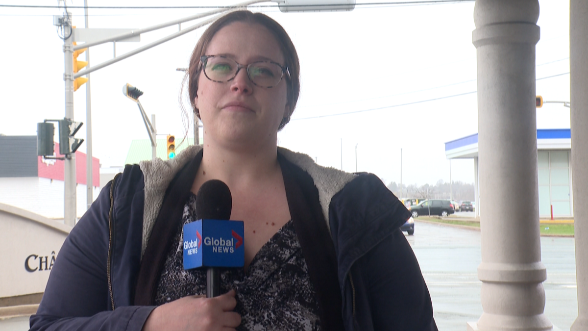 Amber Thompson talks to Global News after her daughter spent more than 18 hours in a hospital waiting room.