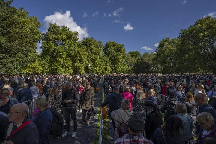 Queen Elizabeth queue
