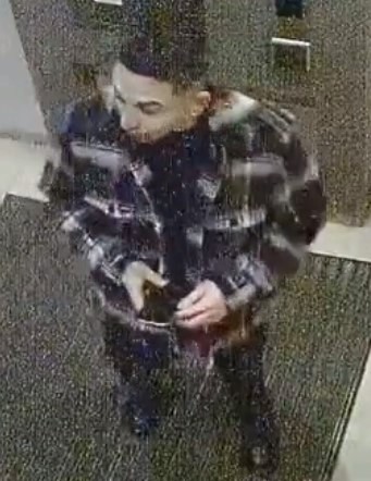 Police release images of 2 suspects after man assaulted in Toronto - image