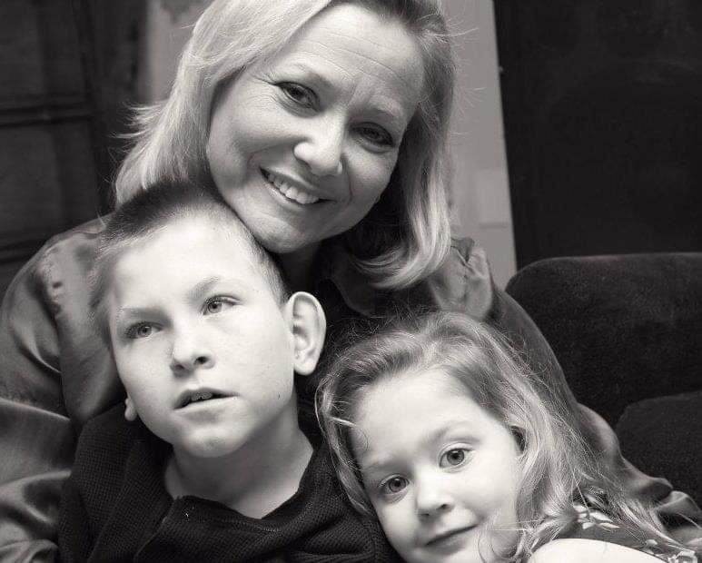 Kellysue McNeil with her son and daughter, taken in 2017