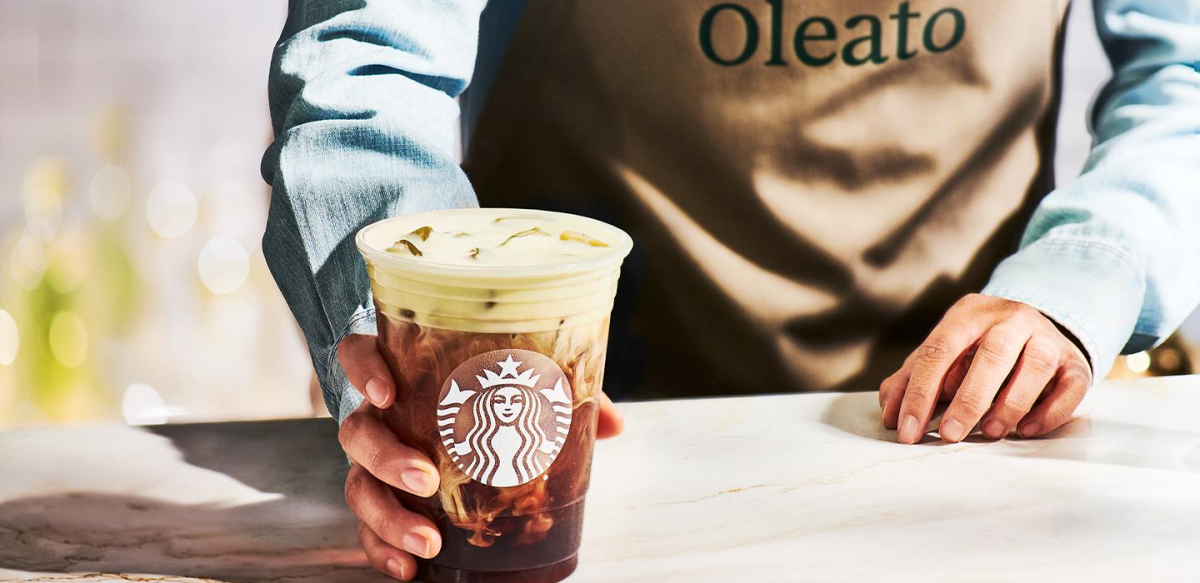 A Starbucks coffee. The barista is wearing an 'Oleato' apron.