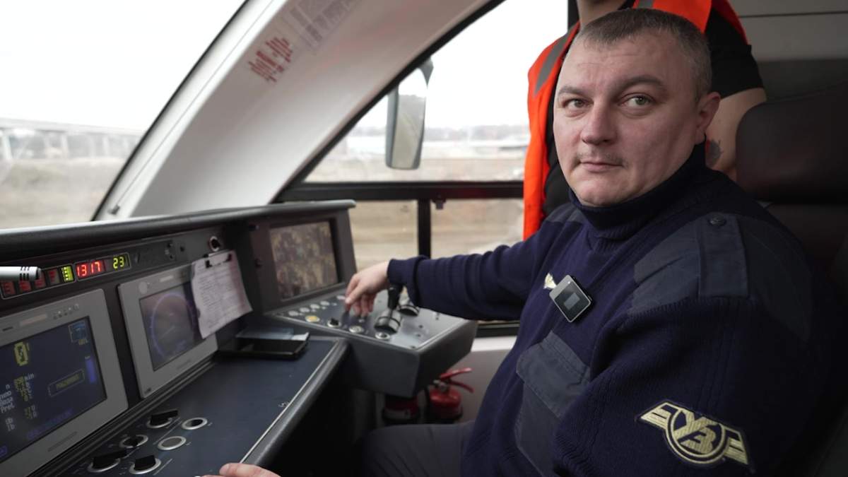 Train driver Roman Shapoval on a trip from Kharkiv to Slatyne.