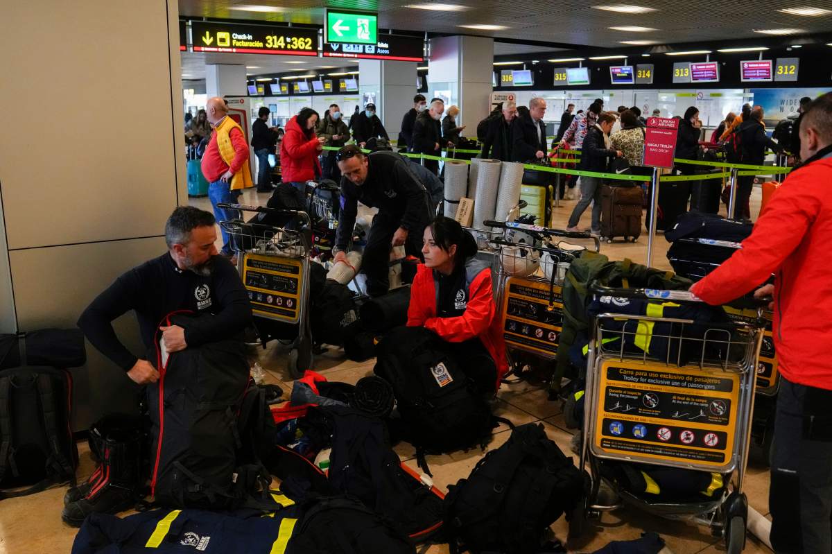 Spanish firefighters prepare to head to help in Turkey.