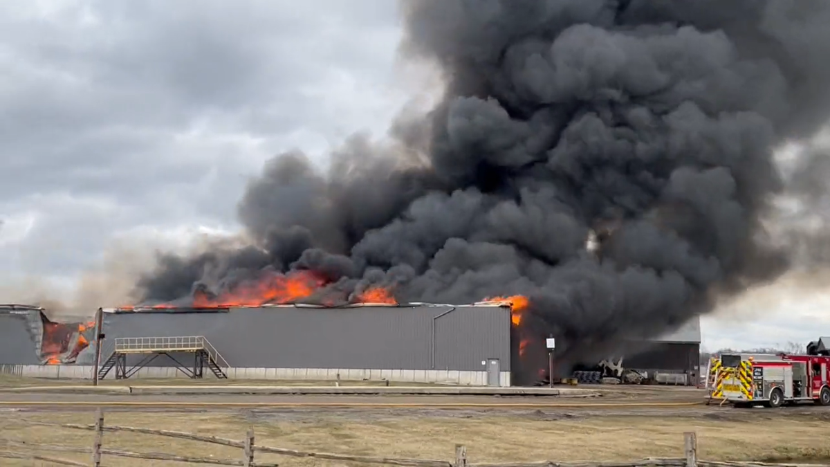 A grass and barn fire broke out Tuesday afternoon in the south end of London along Old Victoria Road. 