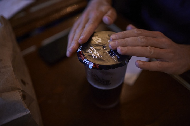 This photo shows how the protective lid is placed on a drink.