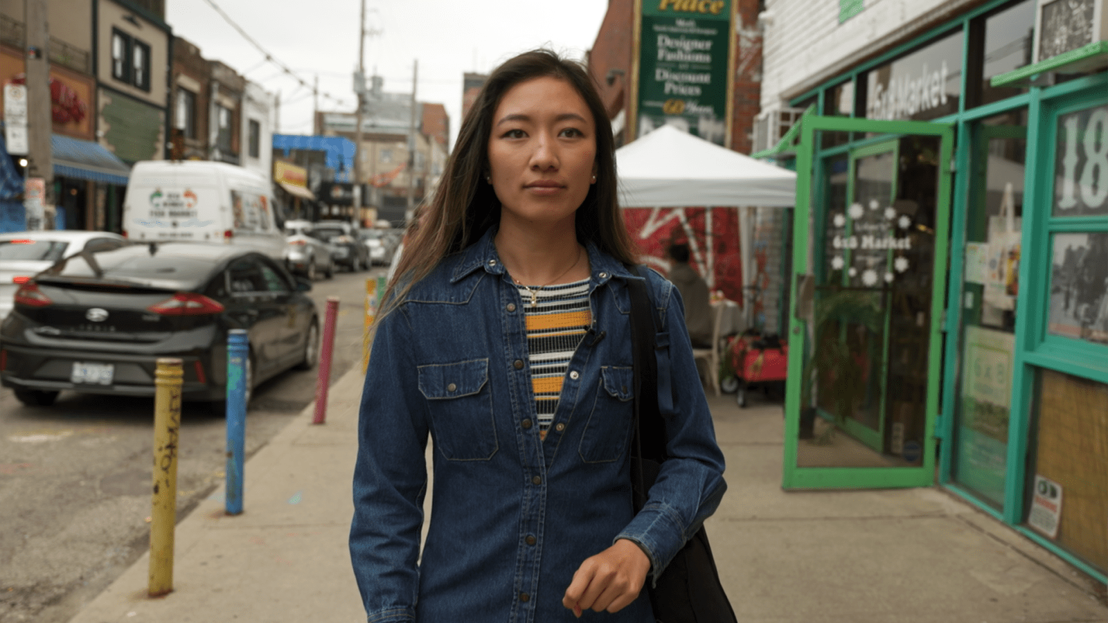 Chiyi Tam walking down Kensington Ave.
