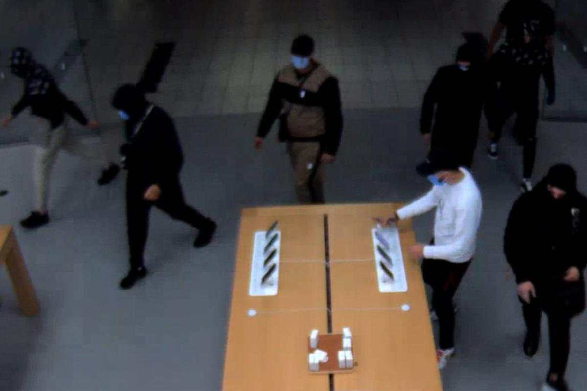 “Eight males entered the store wearing masks, smashed display cases, and stole merchandise before fleeing,” police reported on social media on Tuesday night.