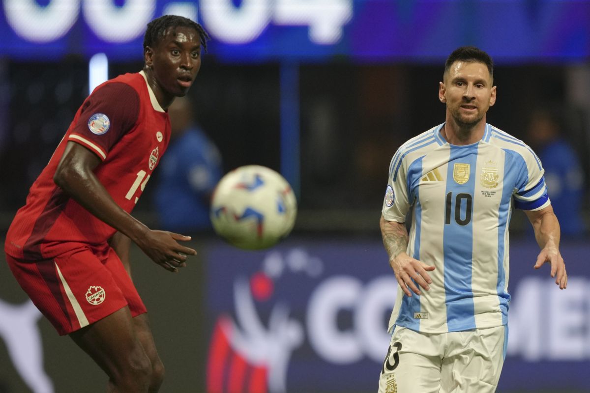 Argentina's Lionel Messi, right, and Canada's Moïse Bombito watch the ball during a Copa America Group A soccer match in Atlanta, Thursday, June 20, 2024.