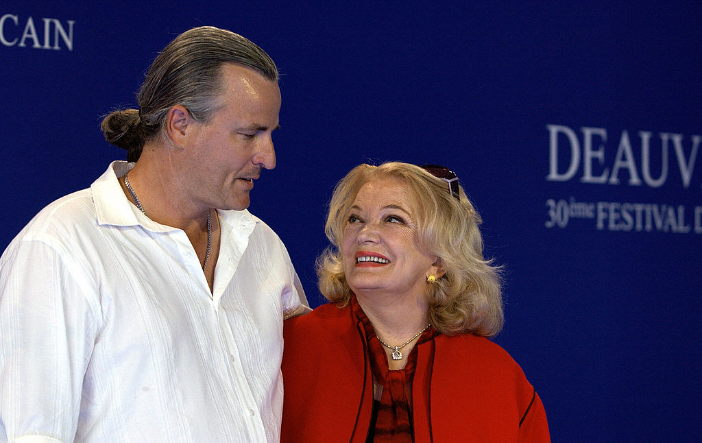 American director Nick Cassavetes (L) and his mother and leading actress Gena Rowlands pose for a photocall for 'The Notebook' in 2004.