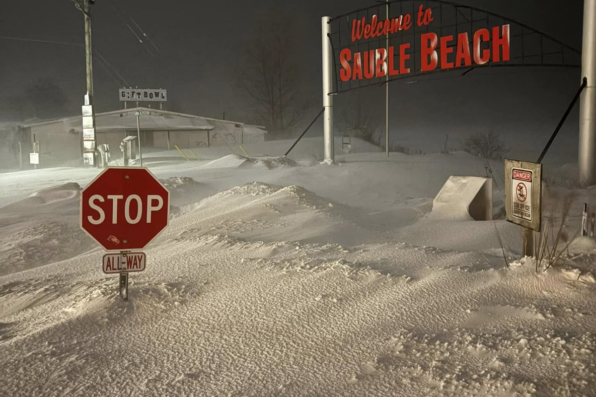 Lisa Chadwick, who runs the Beachside Patio Bar & Bakery in Sauble Beach, told Global News that the area had received 30 cm over a 24-hour period.
