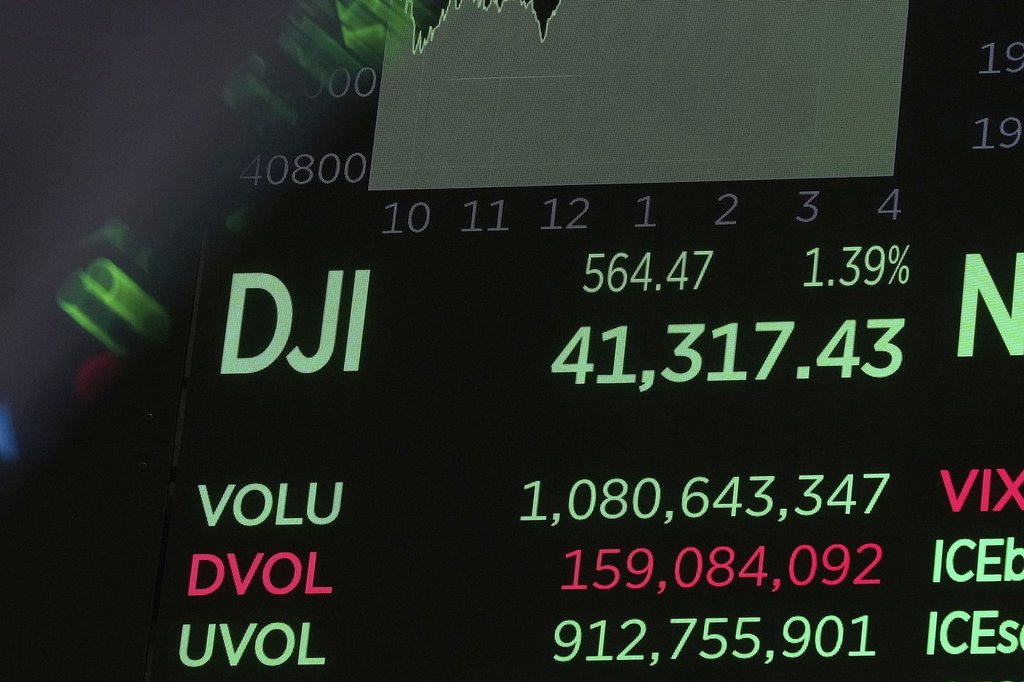 Oil prices plunged Friday amidst a broad selloff on global stock markets, following a threat by U.S. President Donald Trump to greatly increase tariffs on Chinese imports.