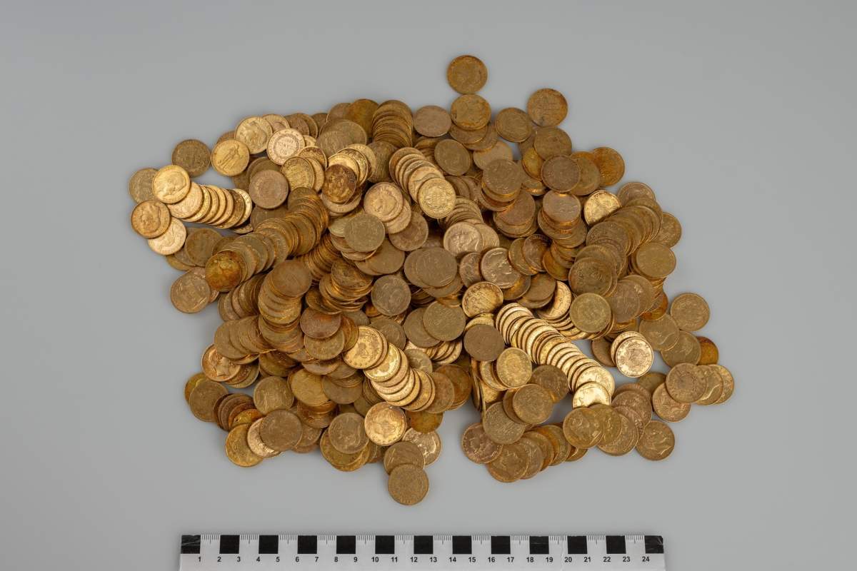 The hikers discovered 598 coins wrapped in black fabric.