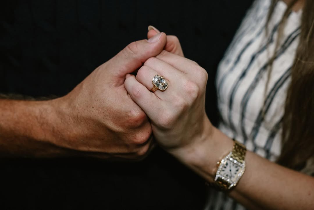 A sparkling diamond ring can be seen on Swift’s finger. According to some reports, it is an old mine brilliant cut designed by Kindred Lubeck at Artifex Fine Jewelry. Swift can be seen wearing a watch to go with the look, with a golden strap and a rectangular white dial – a style that compliments her ring.