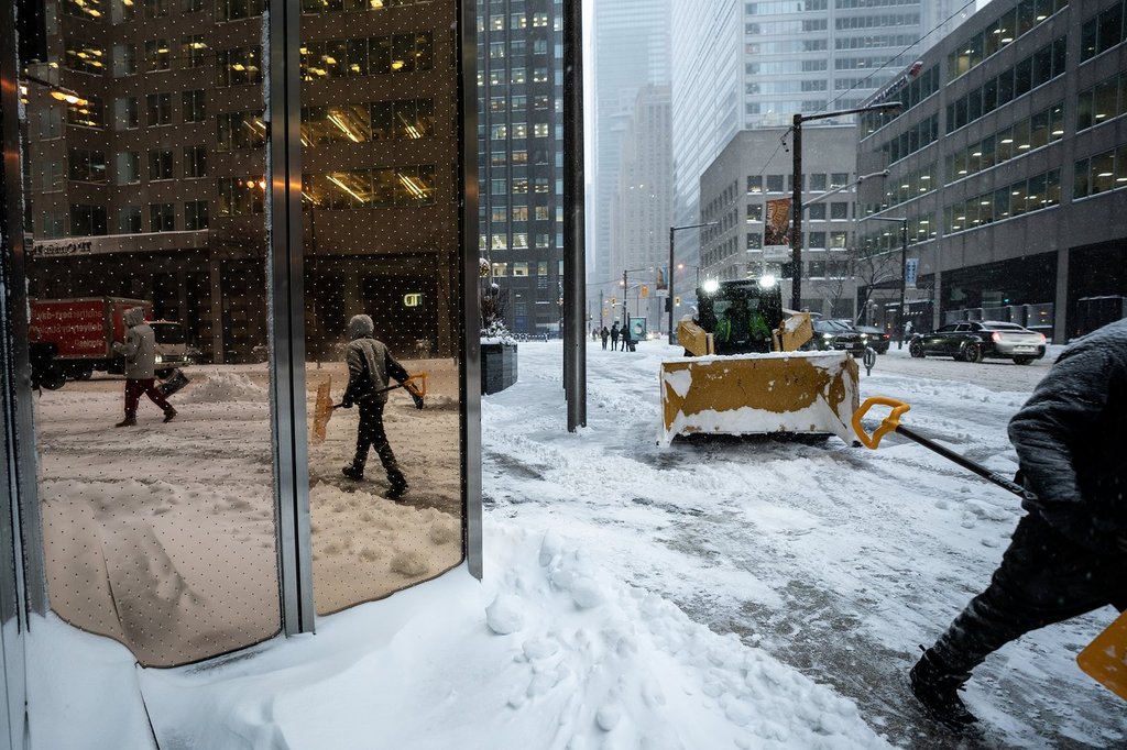 Workers remove snow amid heavy snowfall and accumulation as snow and heavy winds continue to hammer the Greater Toronto Area, in Toronto, Thursday, Jan. 15, 2026. THE CANADIAN PRESS/Giordano Ciampini.