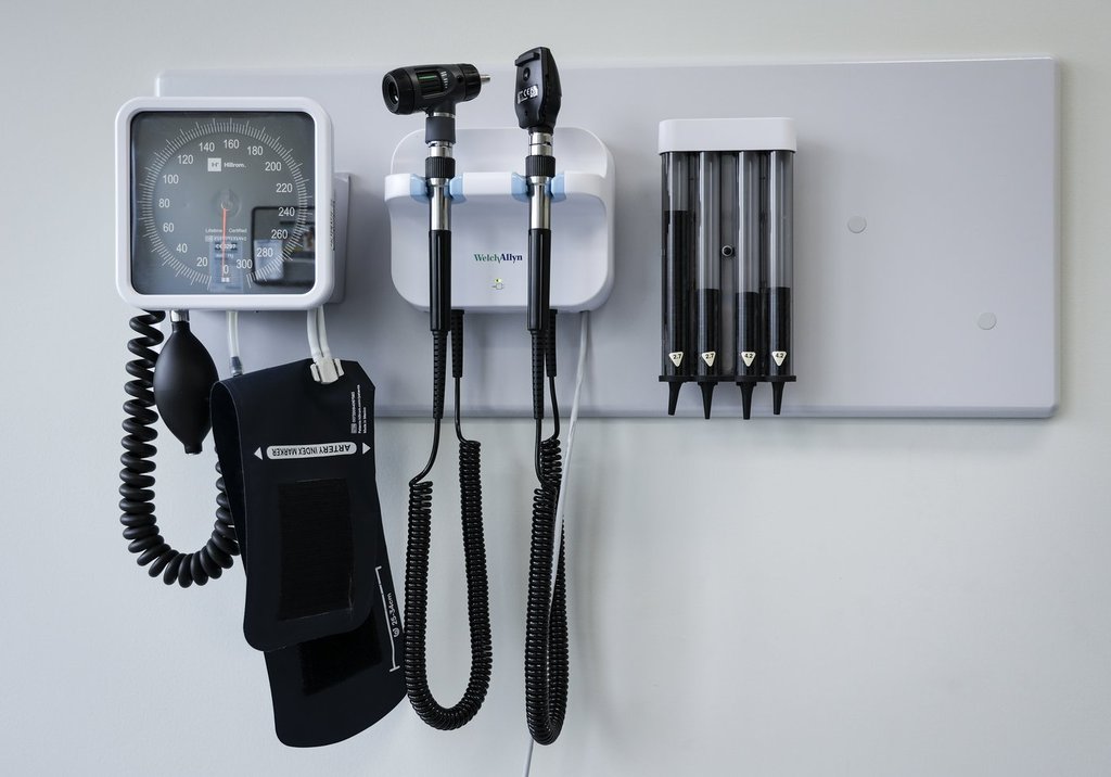 Quebec’s private doctors federation challenges a law requiring new doctors to work five years in the public system, calling it discriminatory and harmful to patient care. 