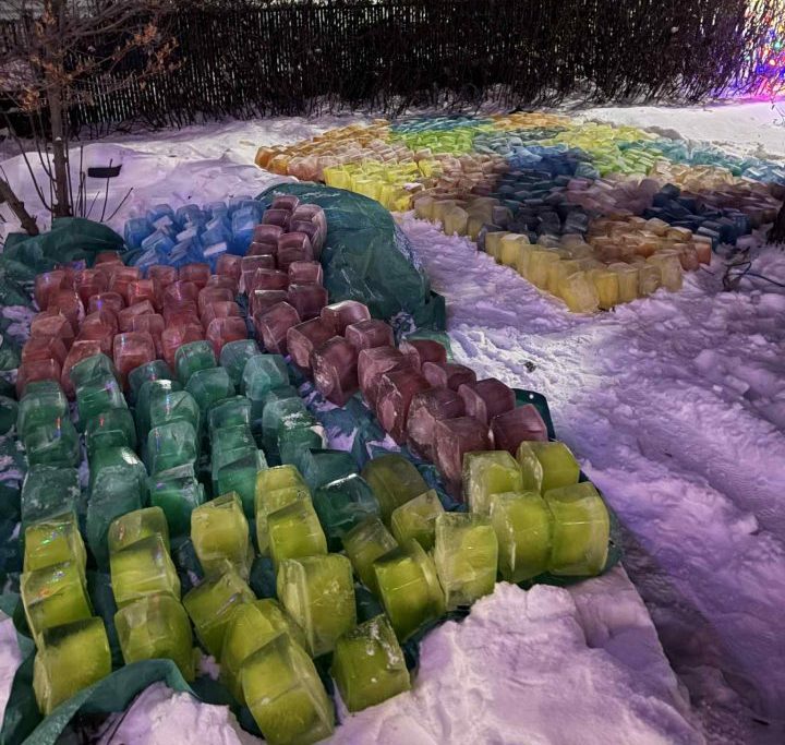 It took 654 blocks to make the ice cabin.