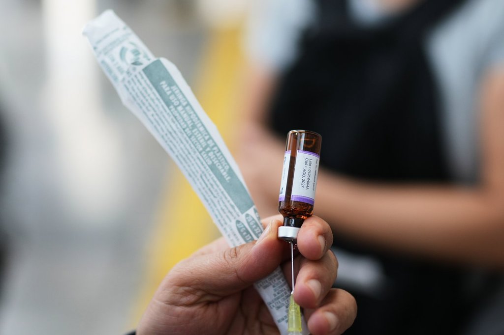 A health worker prepares a dose of the measles vaccine.