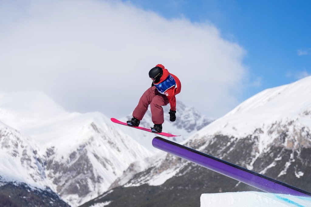 Canada's Mark McMorris competes during the men's snowboarding slopestyle qualifications at the 2026 Winter Olympics, in Livigno, Italy, Sunday, Feb. 15, 2026. (AP Photo/Abbie Parr).