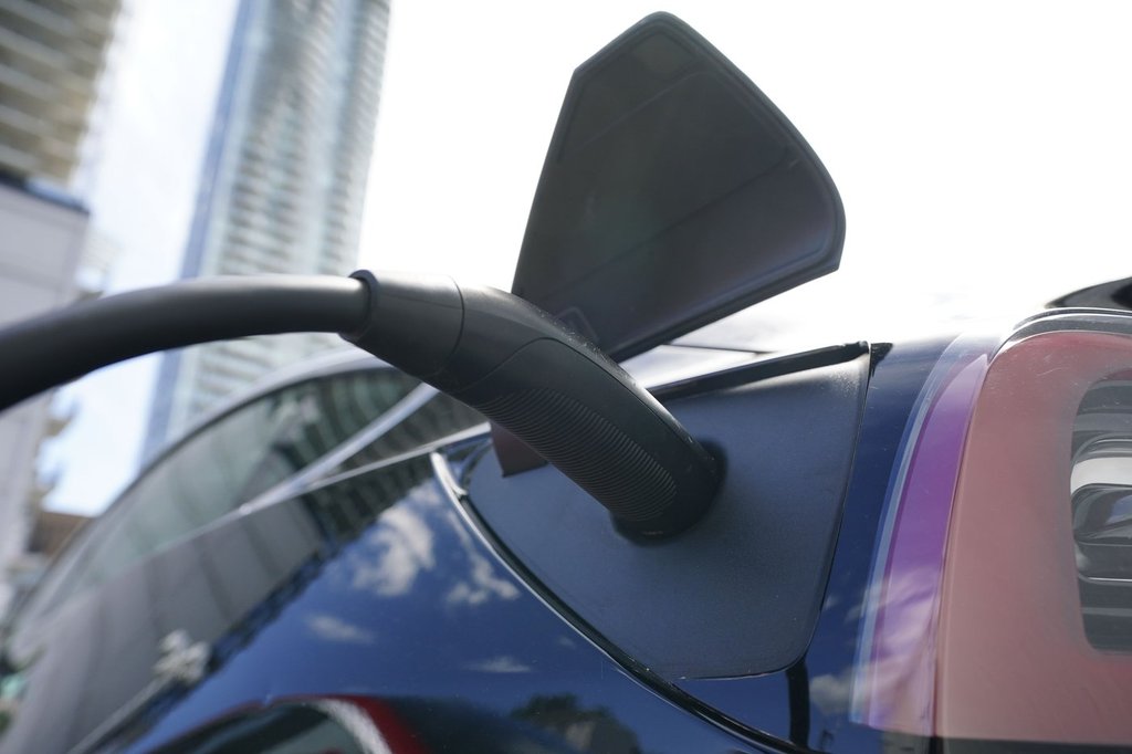 Quebec is rejecting Ontario’s call to scrap EV mandates, saying it has already adjusted targets despite pressures from U.S. policies and tariffs. 
