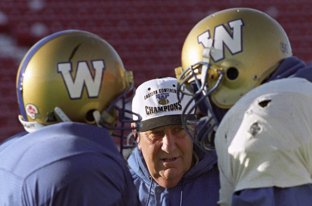 Winnipeg Blue Bombers coach Cal Murphy talks to fullback Duane Forde, left, and linebacker Elfrid Payton during team practice in Calgary on Nov. 24, 1993. THE CANADIAN PRESS/Dave Buston.