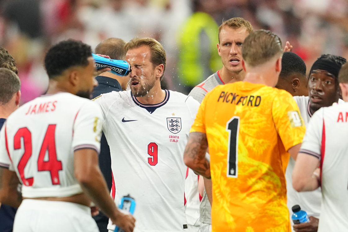 England's Harry Kane (9) cools off during a hydration break of the World Cup